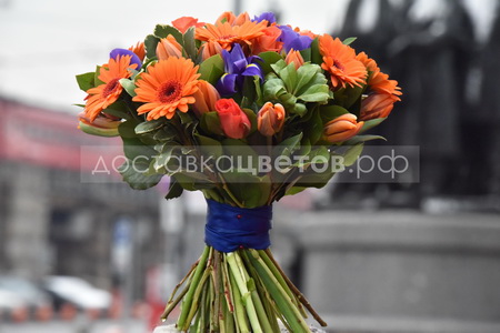 Букет с оранжевыми тюльпанами и герберами "Прометей"